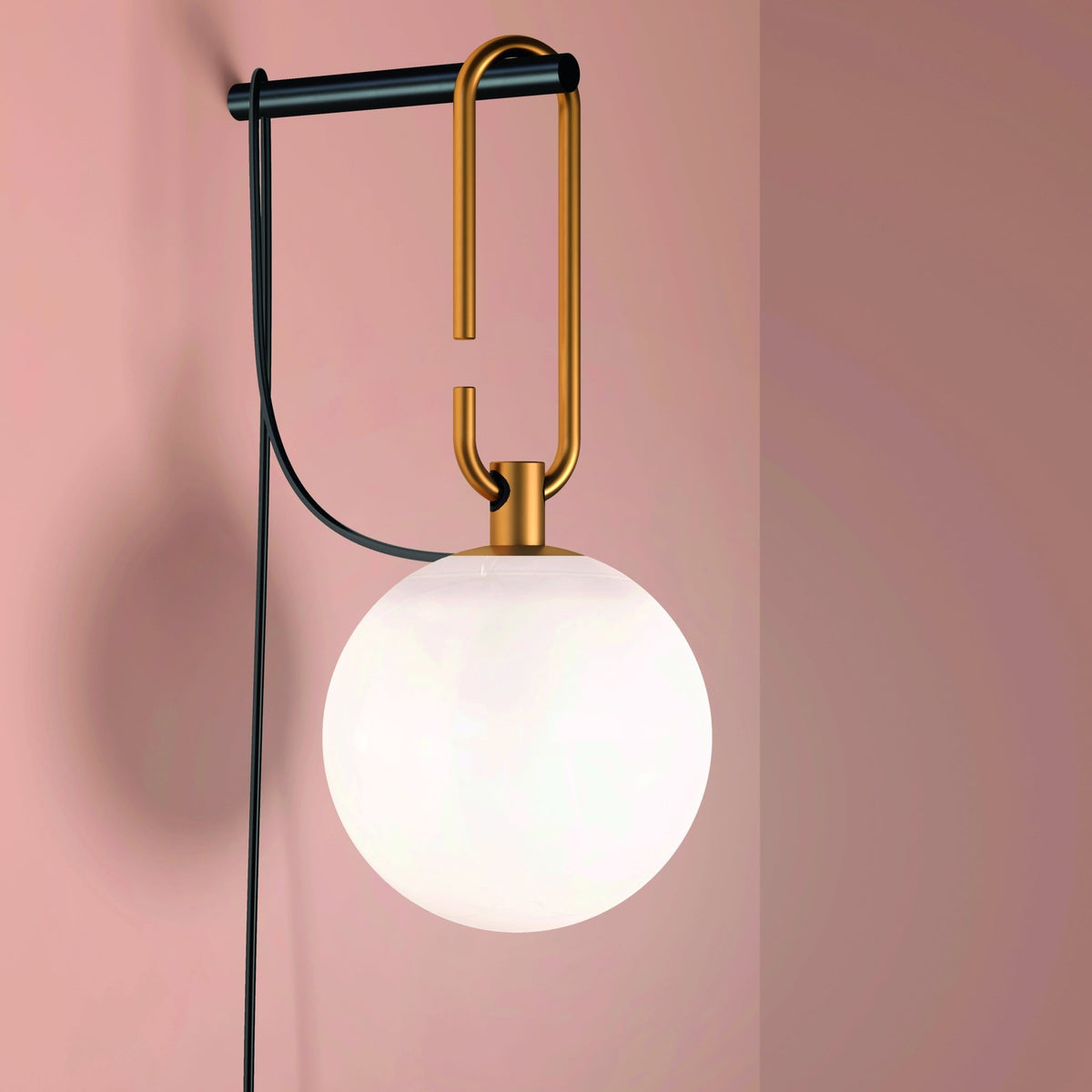 Applique avec prise en laiton Nh wall - Artemide - The Cool Republic