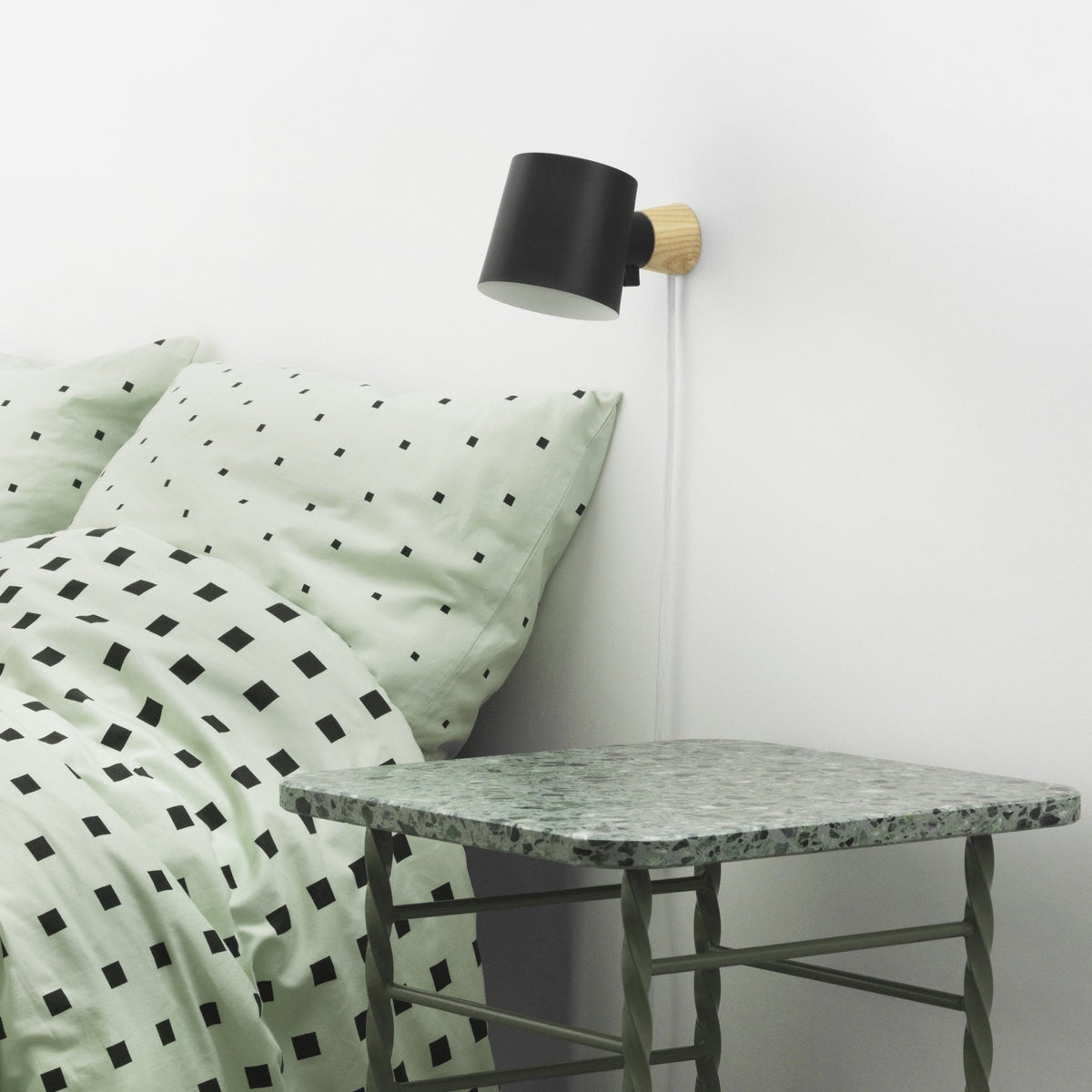 Applique avec prise en métal noir Rise - Normann Copenhagen - The Cool Republic