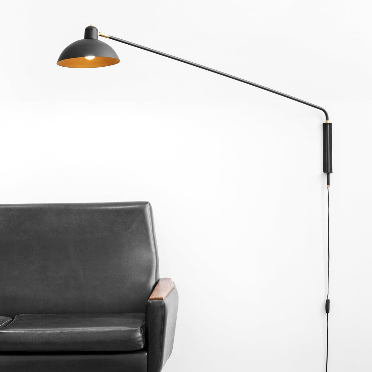 Applique avec prise graphite noir 81 cm Waldorf - Lambert & Fils - The Cool Republic