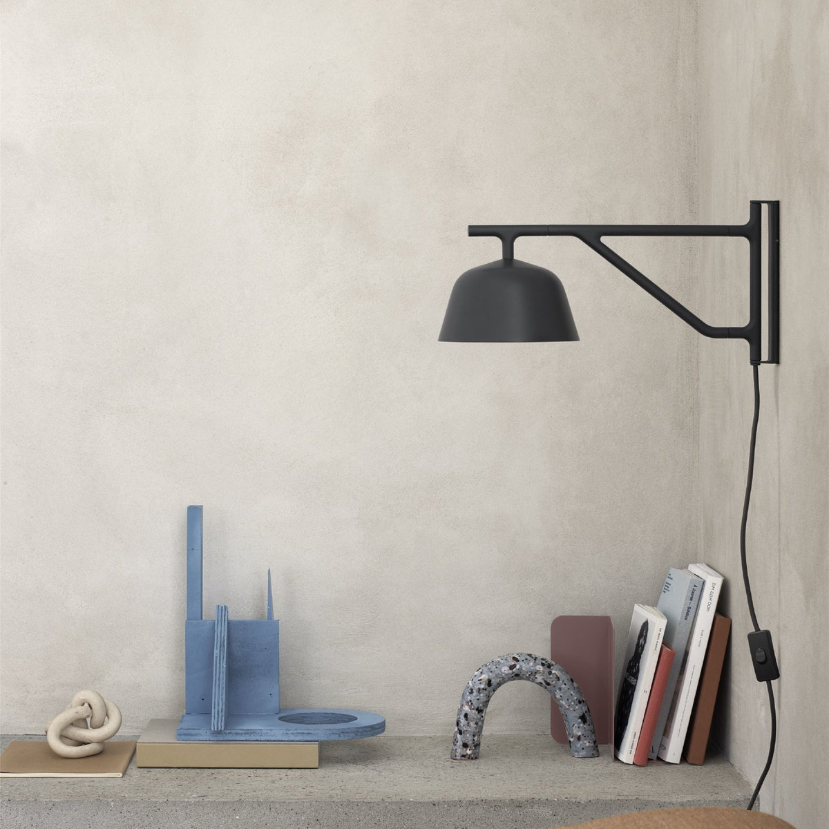 Applique avec prise noire Ambit - Muuto - The Cool Republic