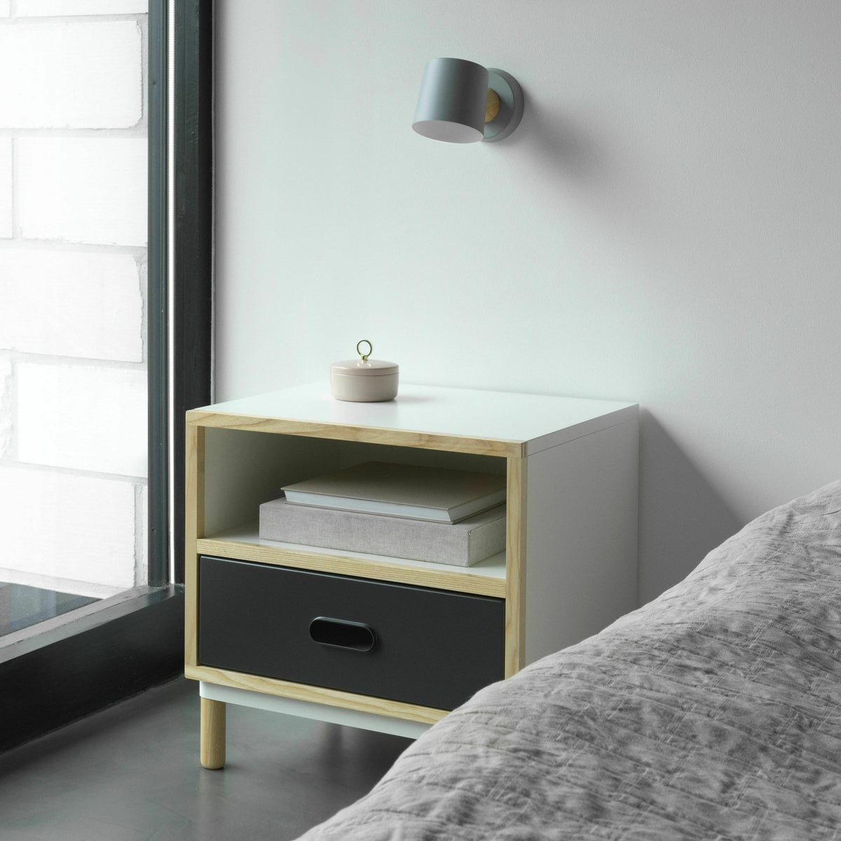 Applique câblée en acier et frêne blanche Rise Hardwired - Normann Copenhagen - The Cool Republic