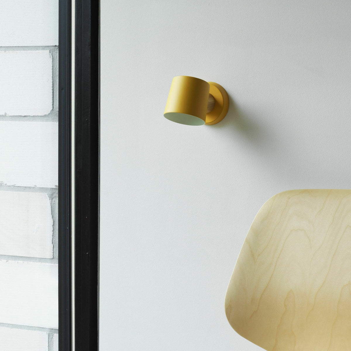 Applique câblée noire en acier et frêne Rise Hardwired - Normann Copenhagen - The Cool Republic
