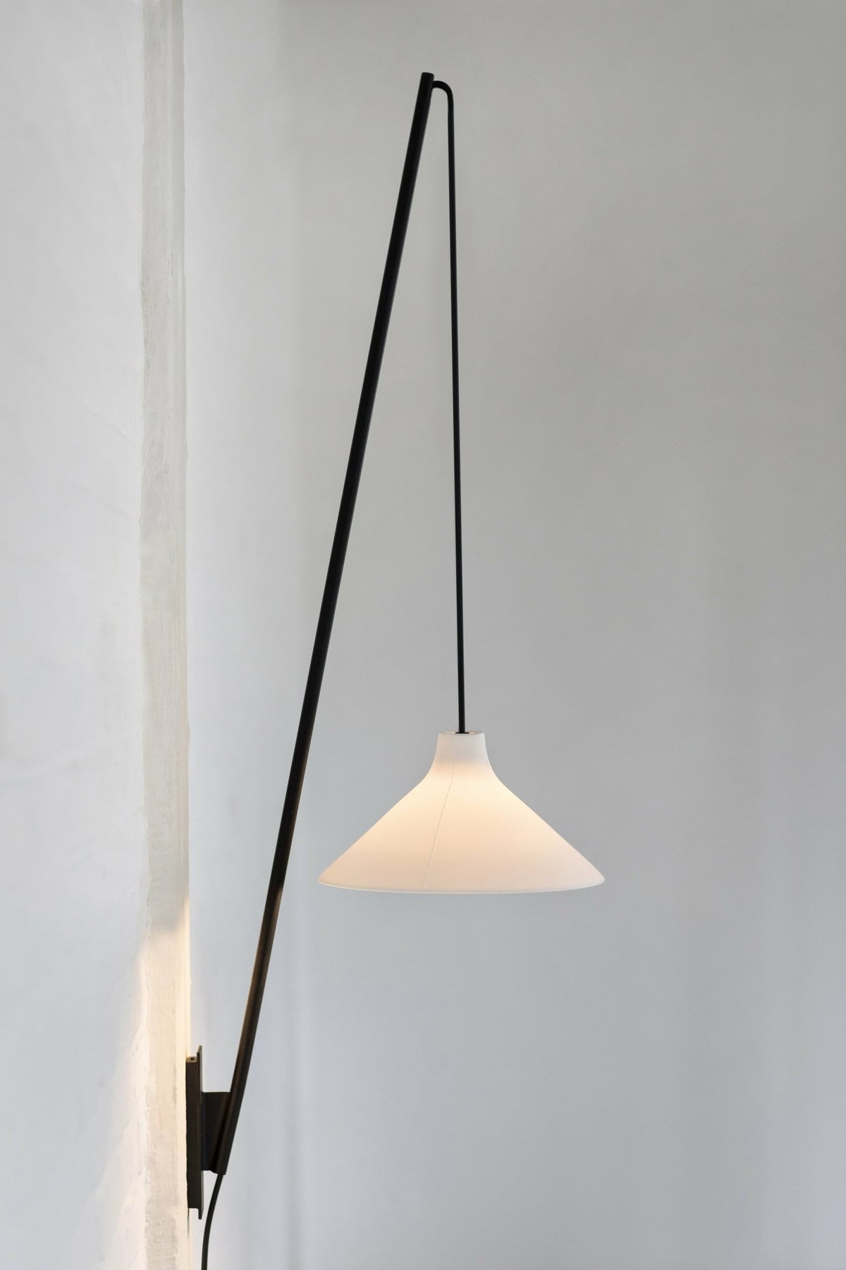 Applique en acier et porcelaine blanche 20 x 42 cm Seam - Serax - The Cool Republic