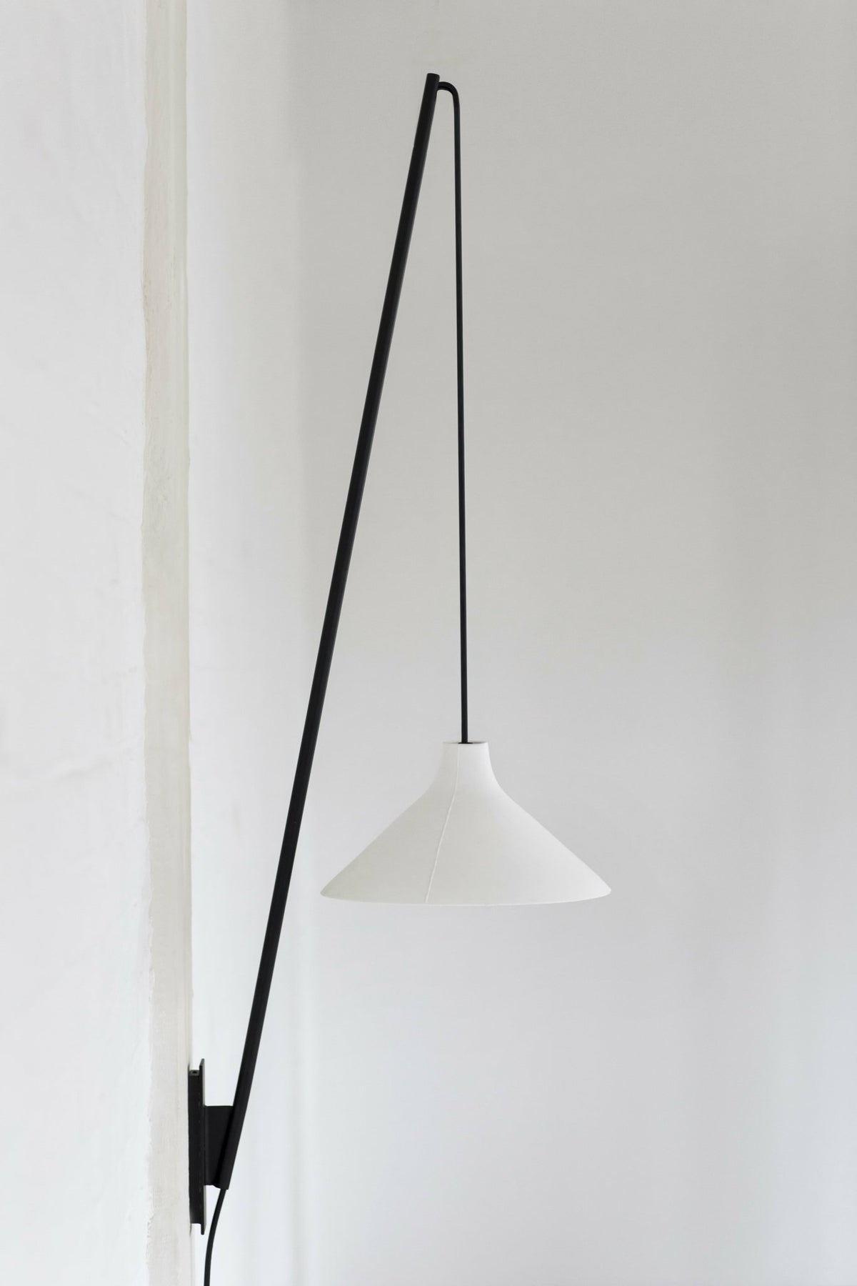 Steel and white porcelain wall lamp 20 x 42 cm Seam - Serax - The Cool Republic