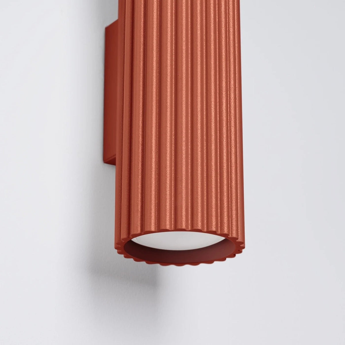 Applique en aluminium rouge ocre 6,5x8,5x20cm Karbon 20 - Sollux - The Cool Republic