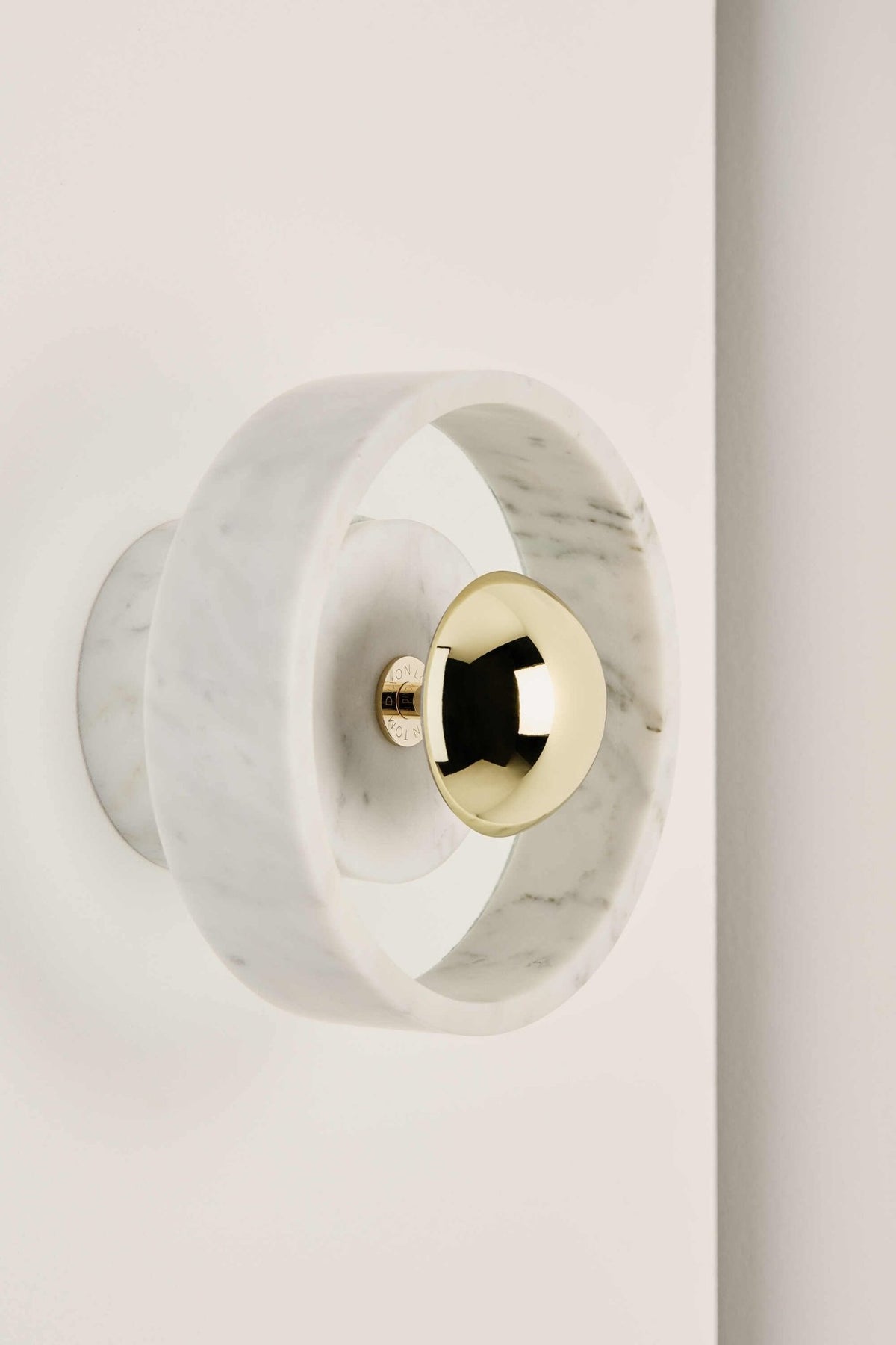 Applique en marbre blanc et laiton Stone Wall - Tom Dixon - The Cool Republic