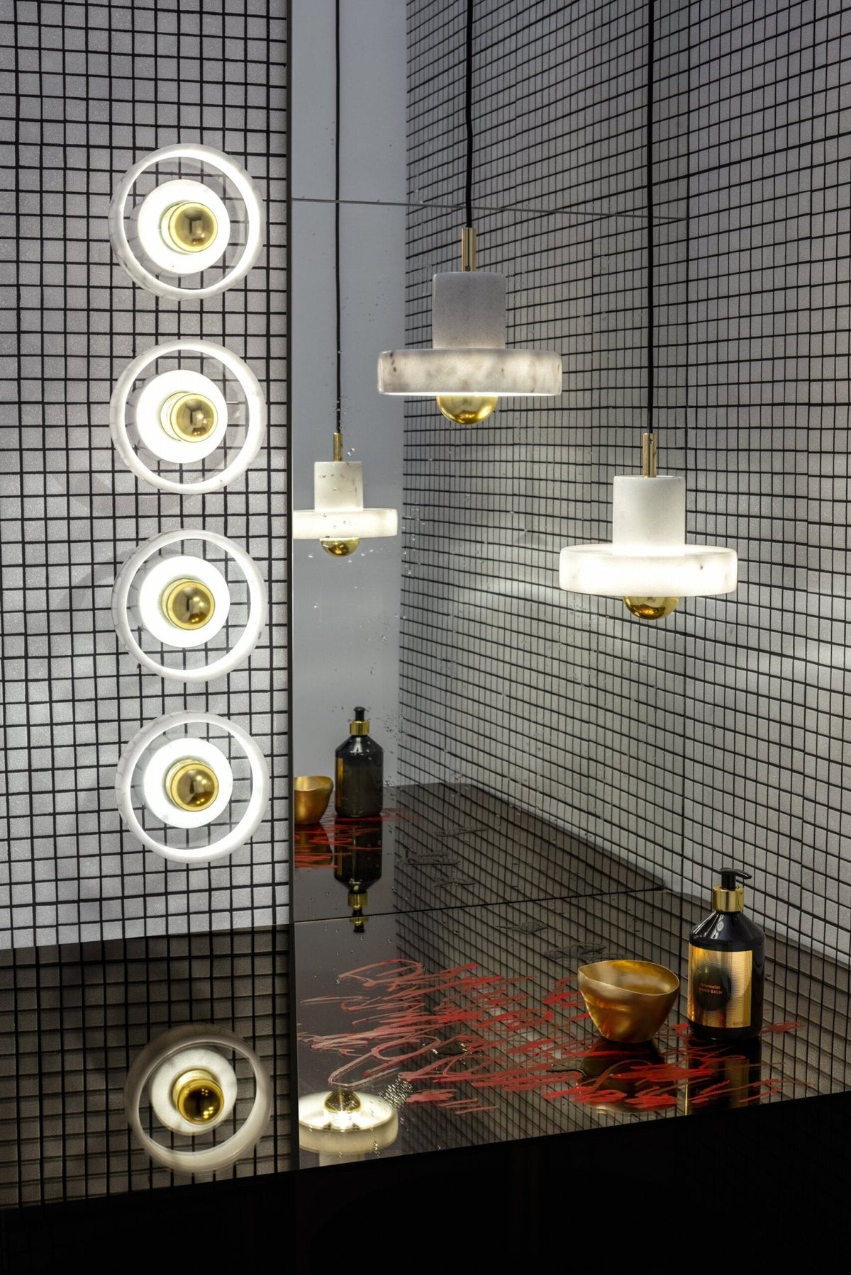 Applique en marbre blanc et laiton Stone Wall - Tom Dixon - The Cool Republic
