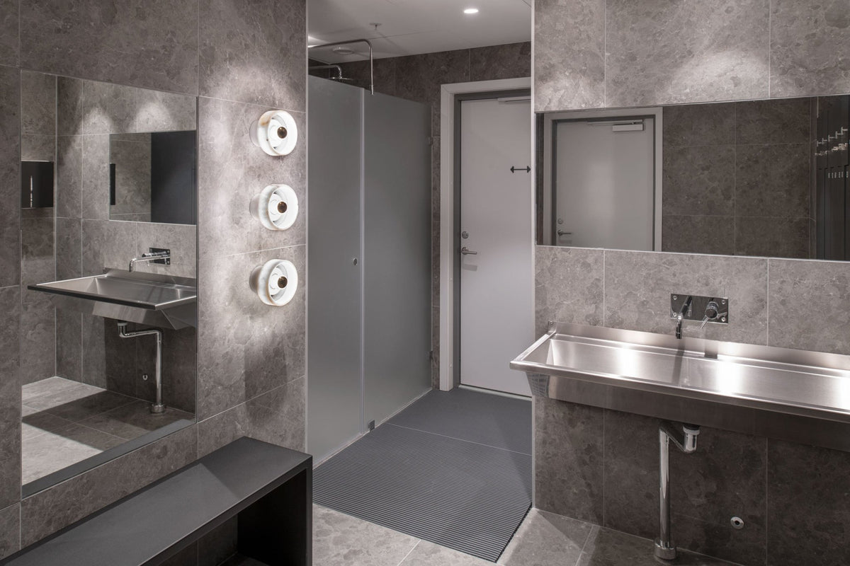 Applique en marbre blanc et laiton Stone Wall - Tom Dixon - The Cool Republic