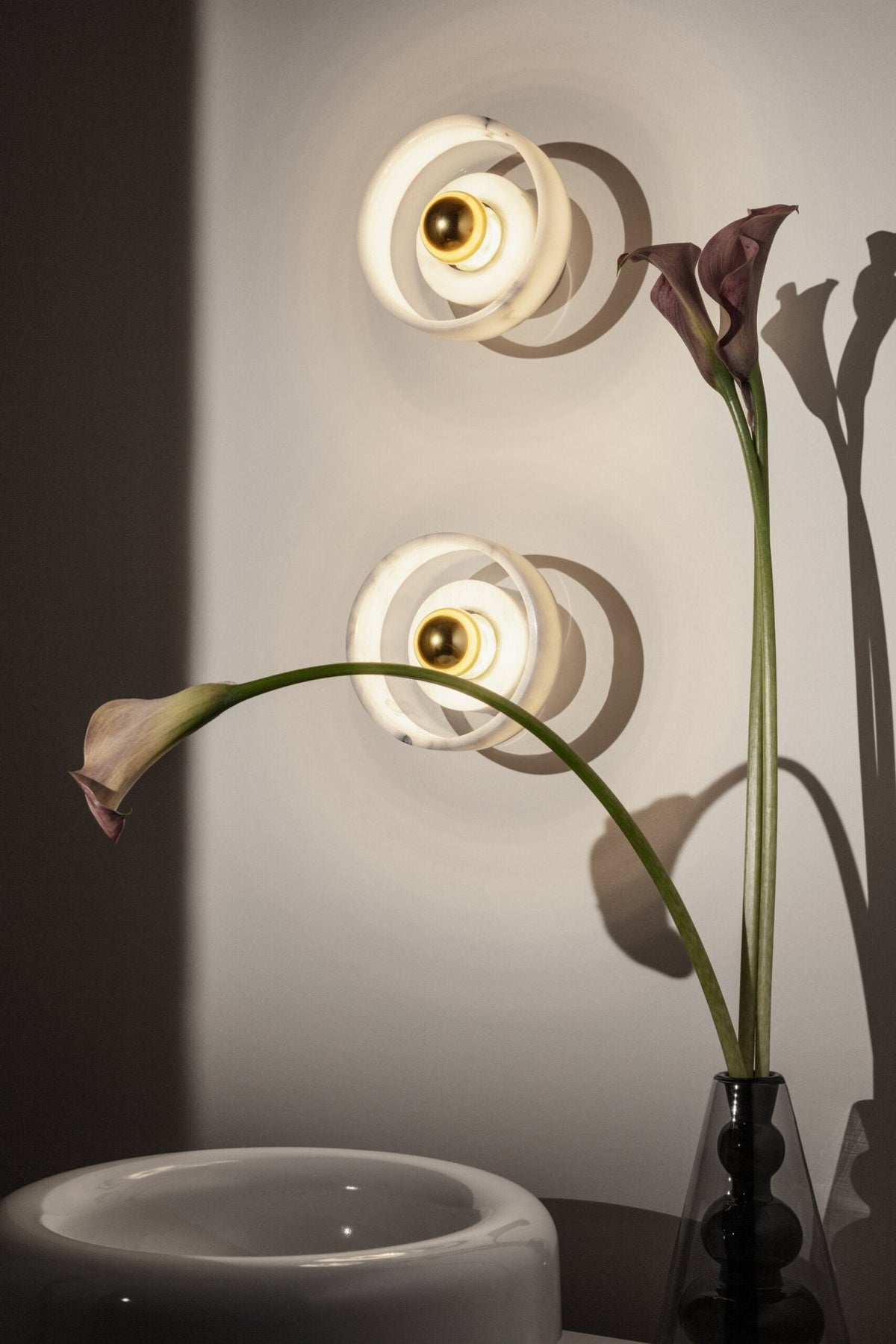 Applique en marbre blanc et laiton Stone Wall - Tom Dixon - The Cool Republic