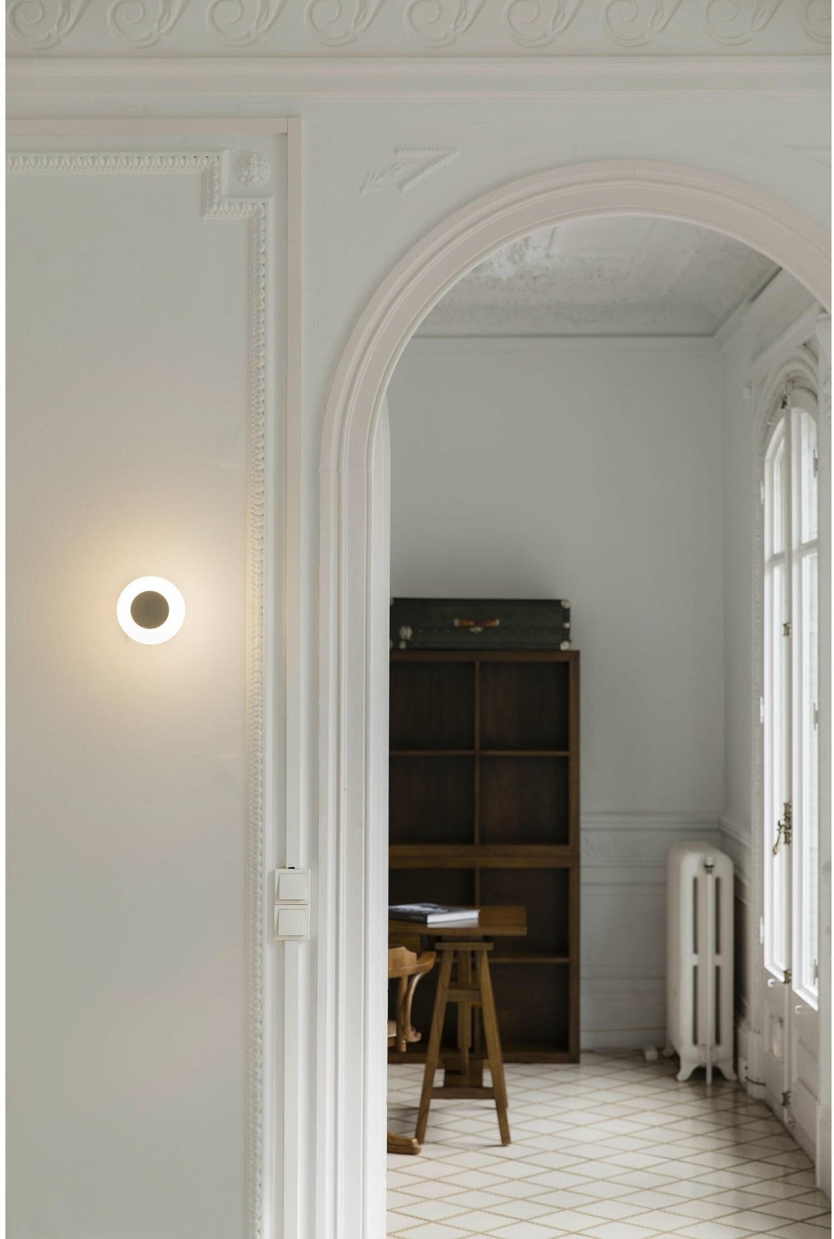 Applique LED en métal dorée Moy - Faro Barcelona - The Cool Republic