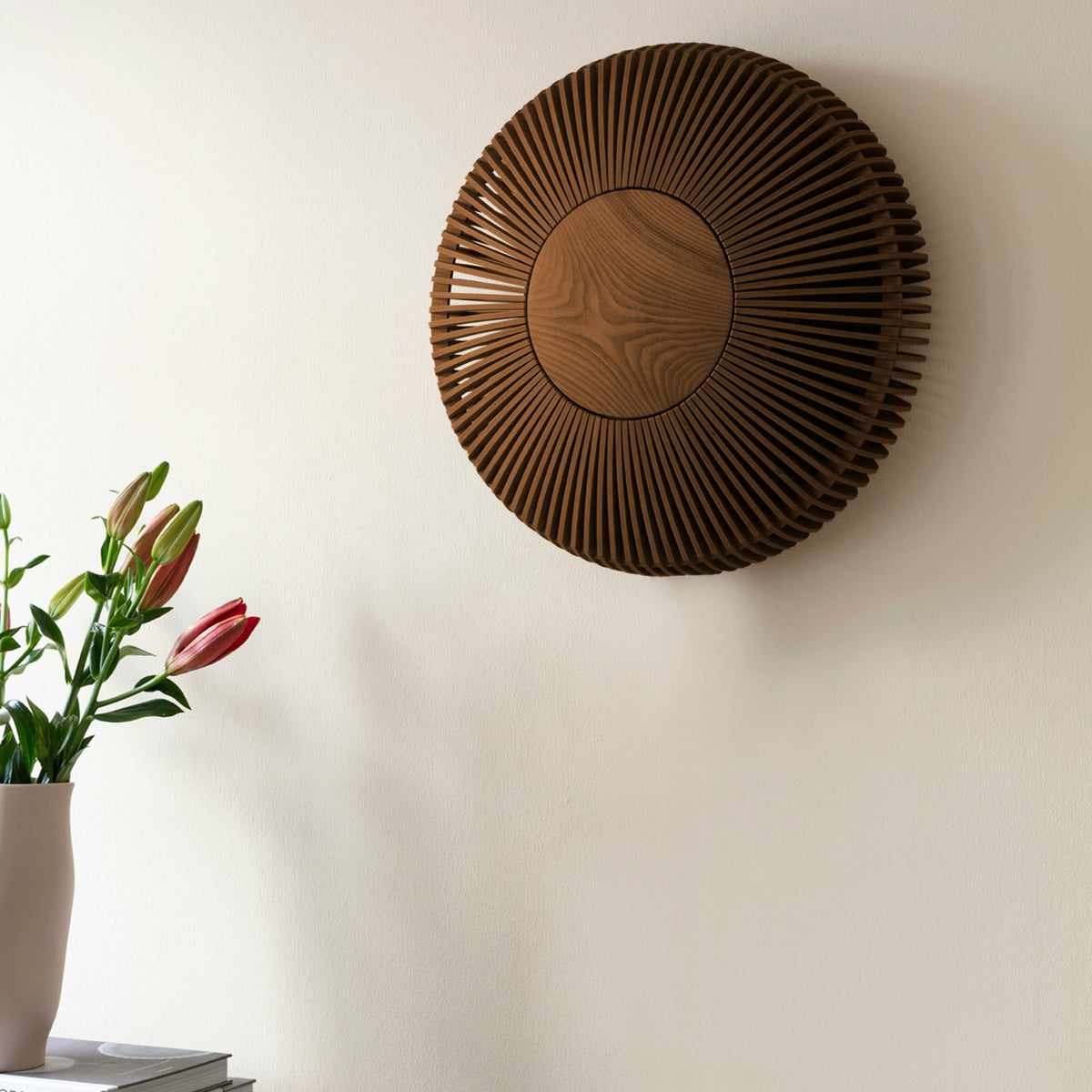 Applique murale 35 cm en chêne foncé Clava Up - UMAGE - The Cool Republic