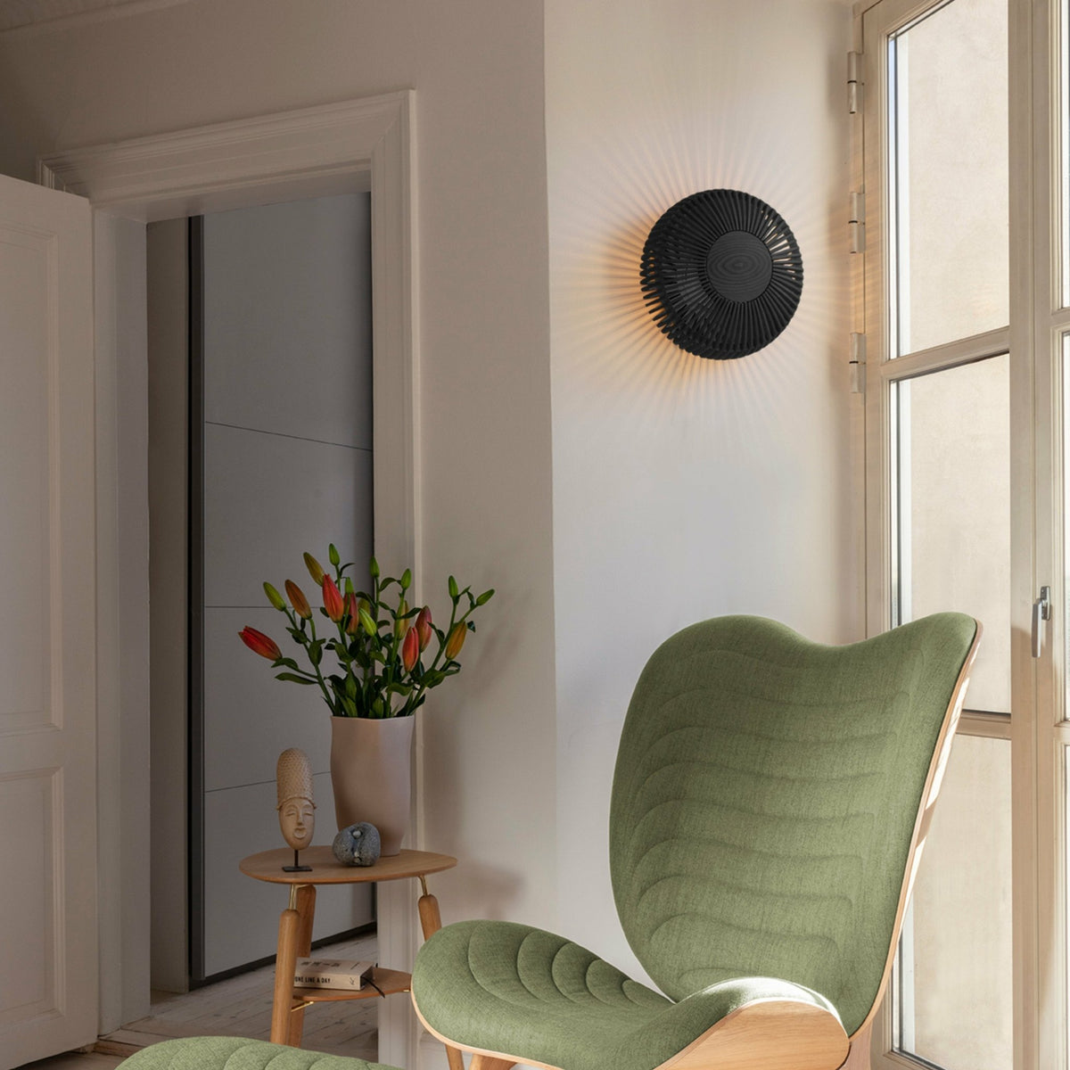 Applique murale 49 cm en chêne noir Clava Up - UMAGE - The Cool Republic