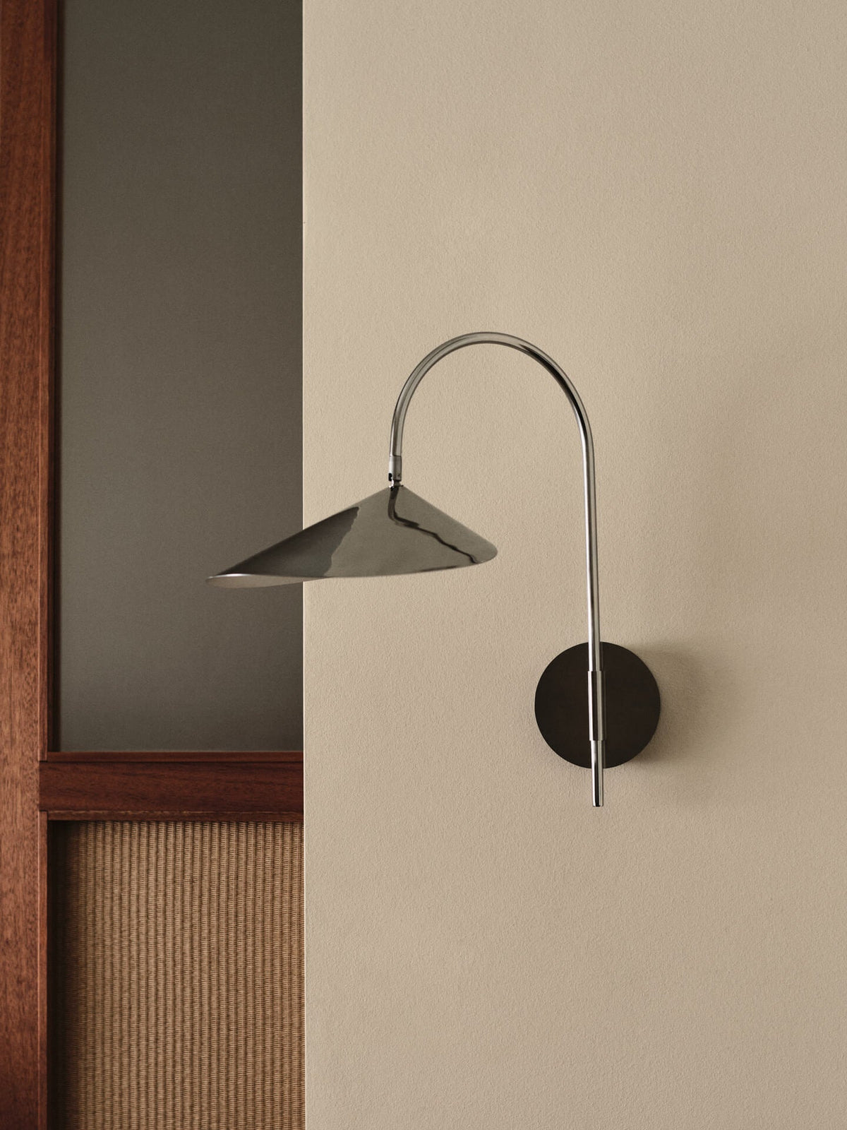 Applique murale avec câble pivotante en acier inoxydable Arum - Ferm Living - The Cool Republic