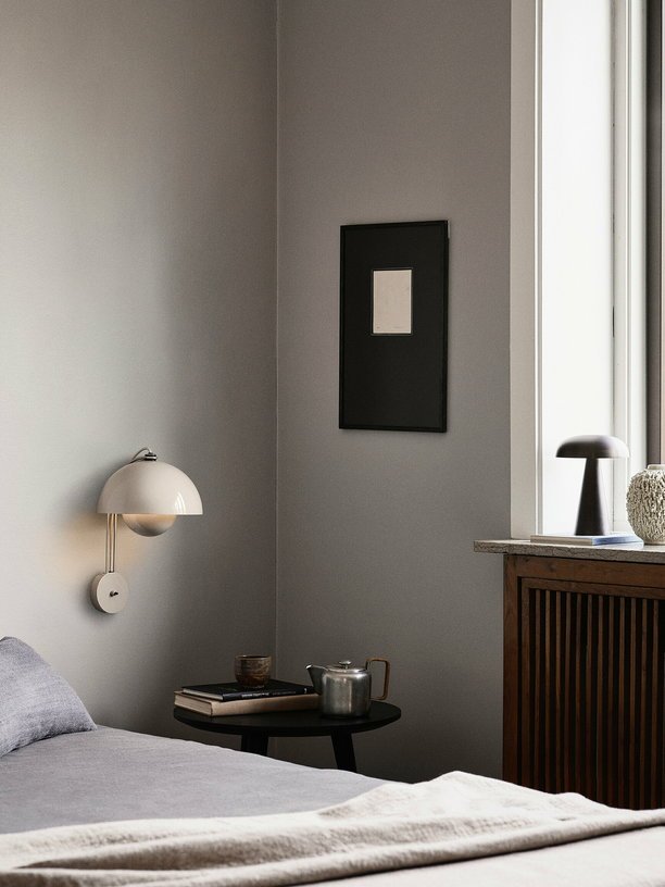 Applique murale avec prise noir mat Flowerpot VP8 - &tradition - The Cool Republic