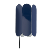Applique murale cobalt blue avec prise Arcs - Hay - The Cool Republic