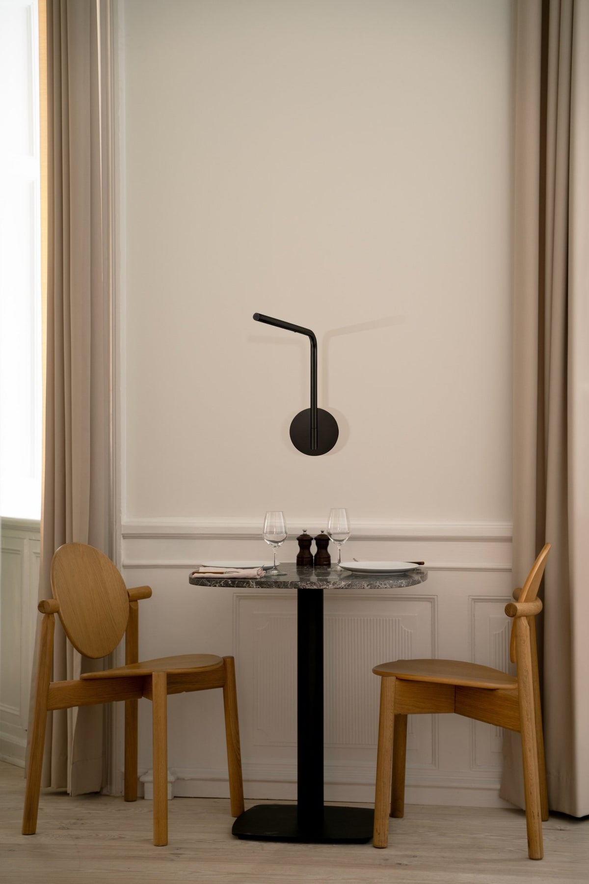 Applique murale en acier noir 36,7x14x34,9cm Omni - Umage - The Cool Republic