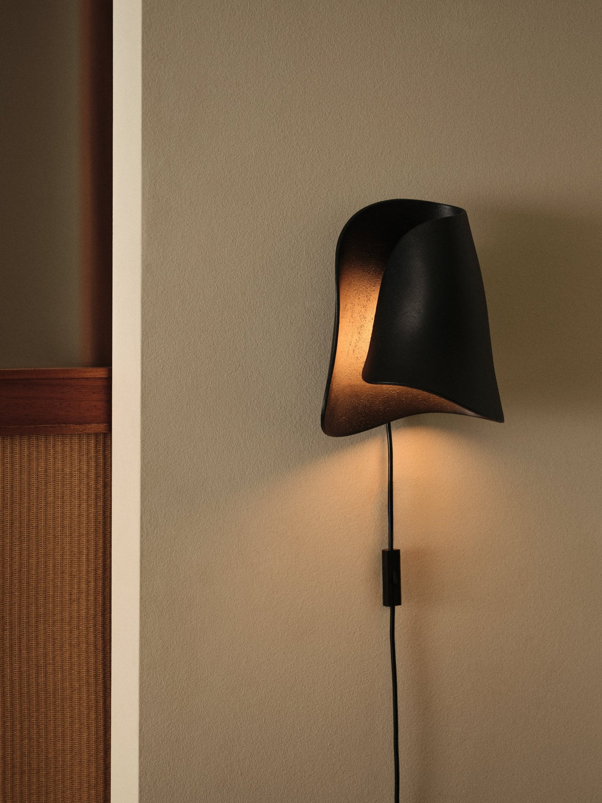 Applique murale en acier recyclé noir Oyster - Ferm Living - The Cool Republic