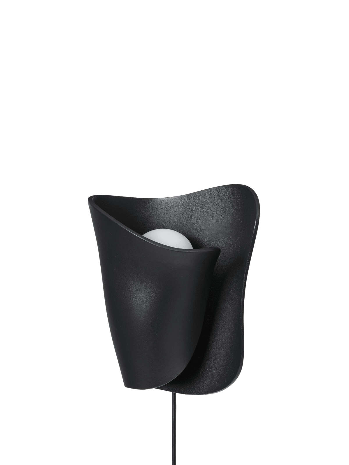 Applique murale en acier recyclé noir Oyster - Ferm Living - The Cool Republic