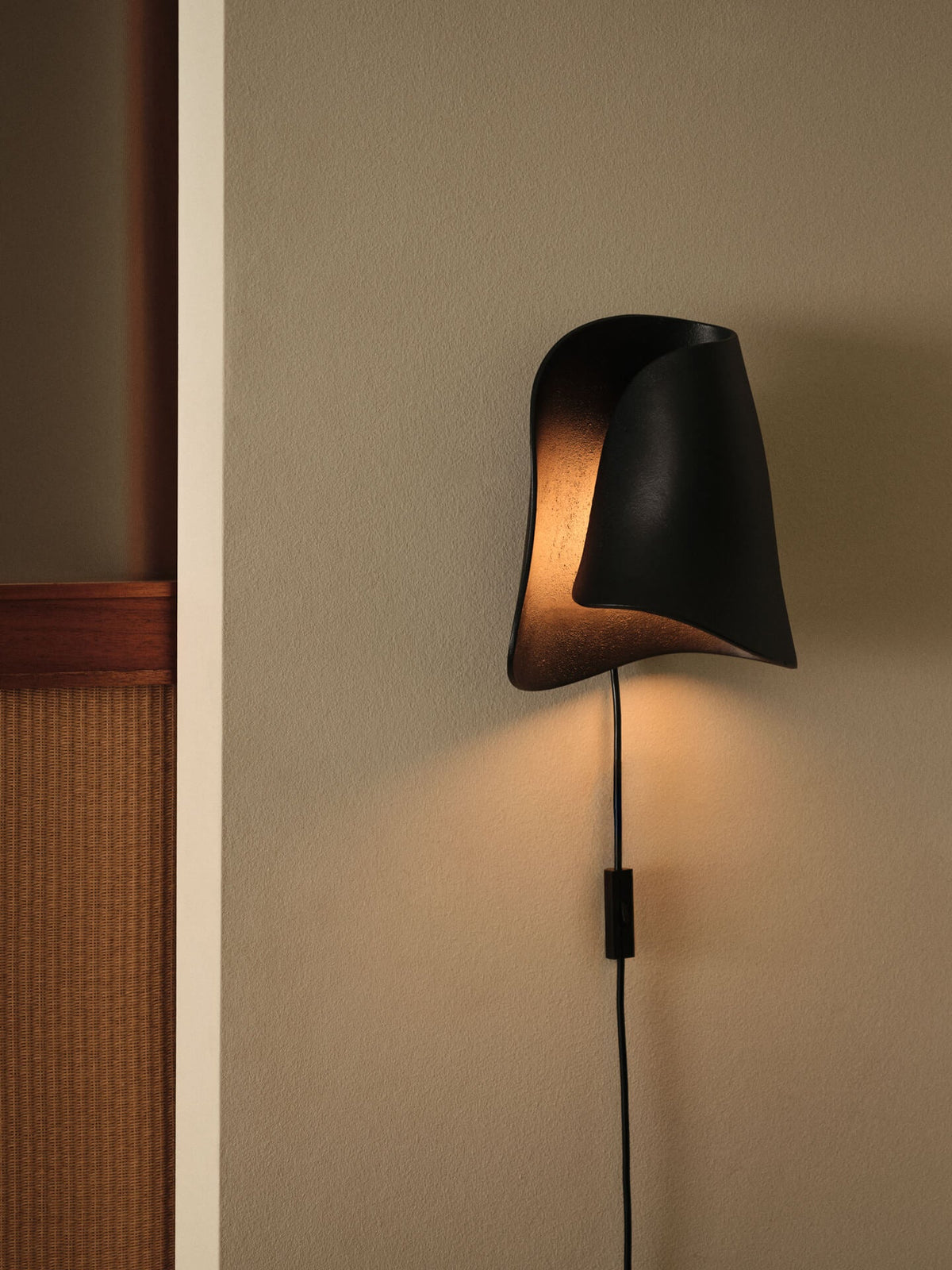 Applique murale en acier recyclé noir Oyster - Ferm Living - The Cool Republic