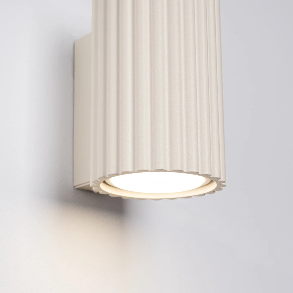 Applique murale en aluminium beige 6,5x8,5x10cm Karbon 10 - Sollux - The Cool Republic