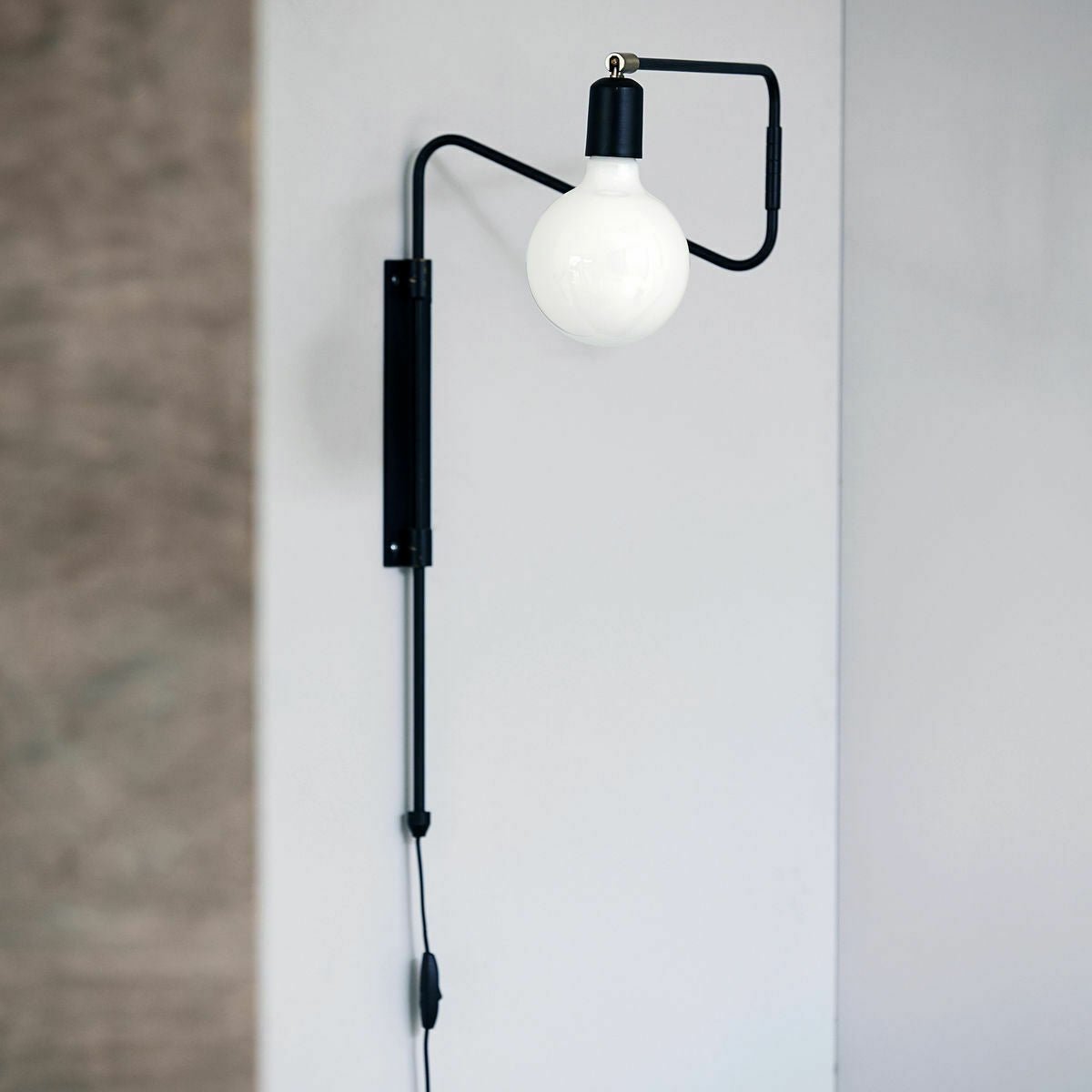Applique murale en fer laqué noir 35cm Swing - House Doctor - The Cool Republic
