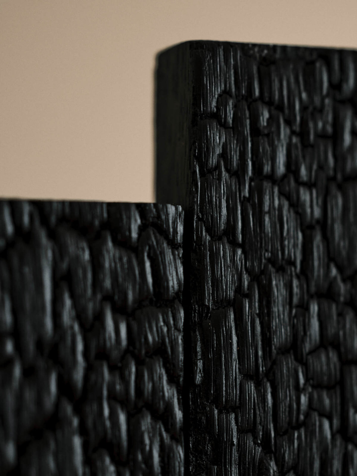 Armoire murale en chêne noir vernis 43,5 x 27,5 x 32 cm Koh - Ferm Living - The Cool Republic