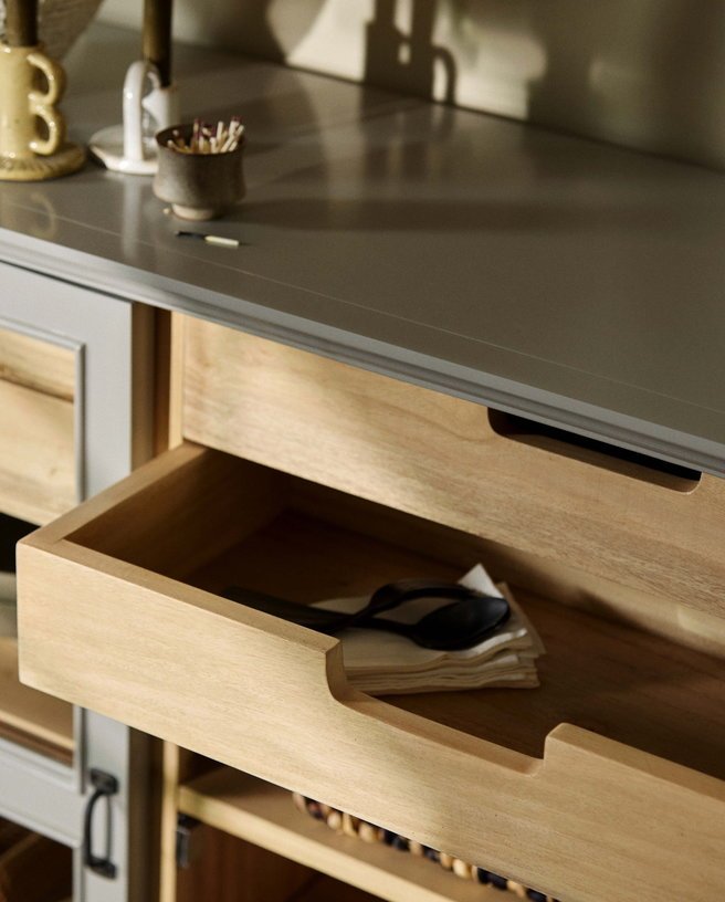 Armoire vitrine en bois gris 148x44x96,5cm Viva - Nordal - The Cool Republic