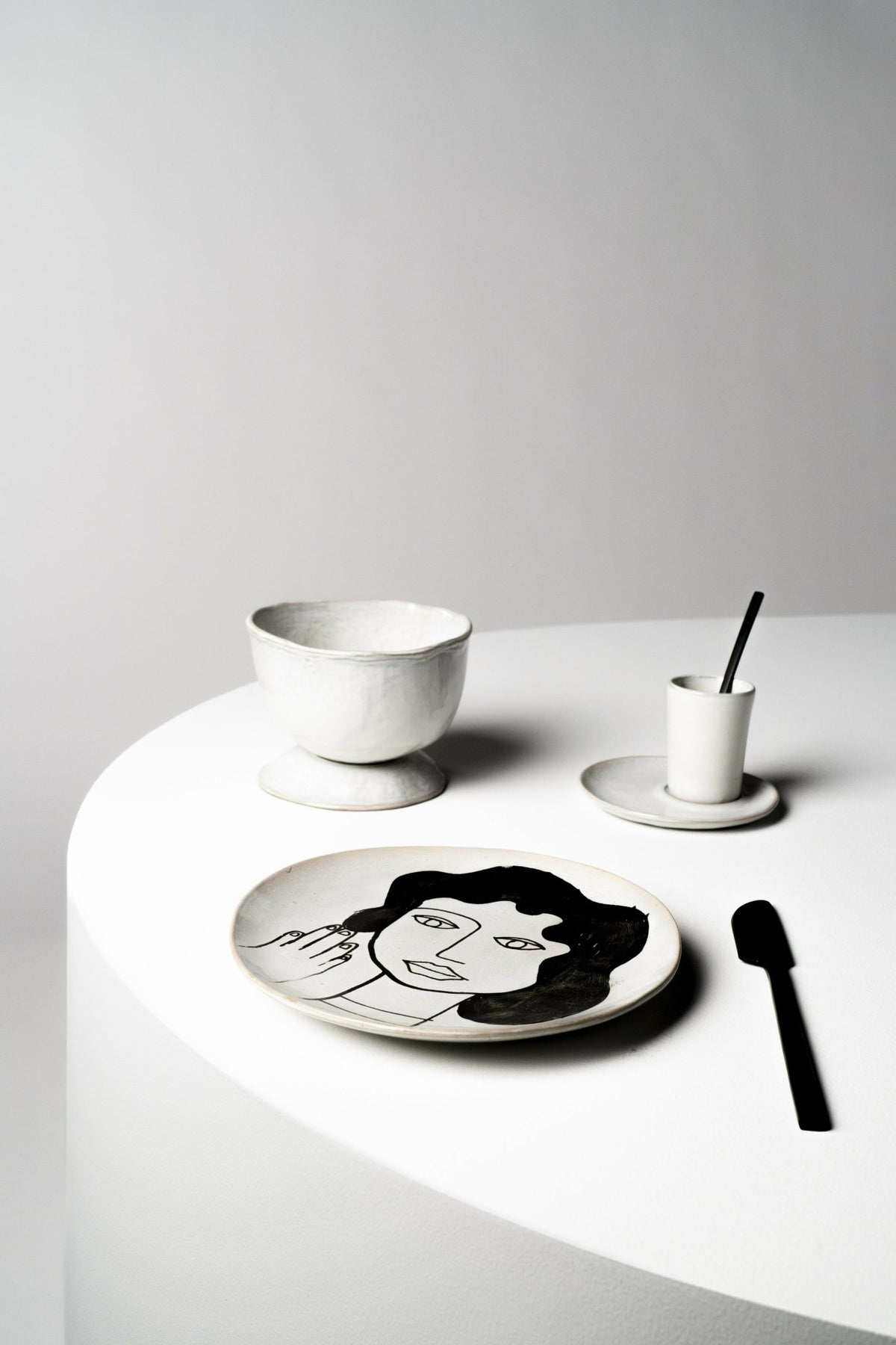 Assiette blanche cassée et noire 25cm La Mère - Serax - The Cool Republic