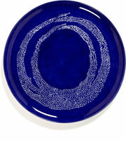 Assiette de service bleu avec motif blanc Feast - Serax - The Cool Republic