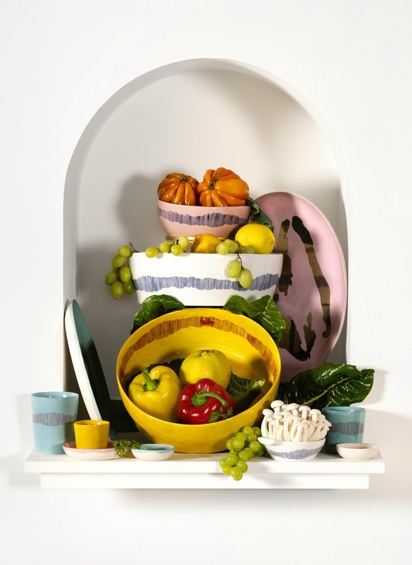 Assiette de service rose avec poivron or Feast - Serax - The Cool Republic