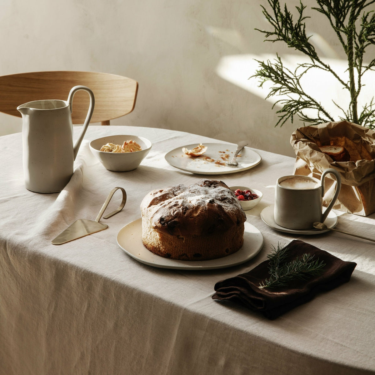 Assiette en porcelaine blanc cassé 27 cm Flow - Ferm Living - The Cool Republic