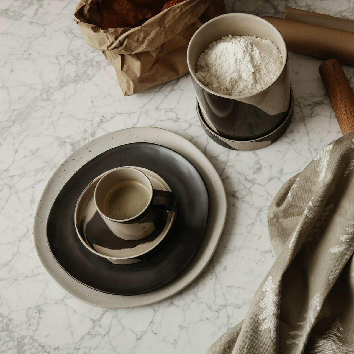 Assiette en porcelaine blanc cassé 27 cm Flow - Ferm Living - The Cool Republic