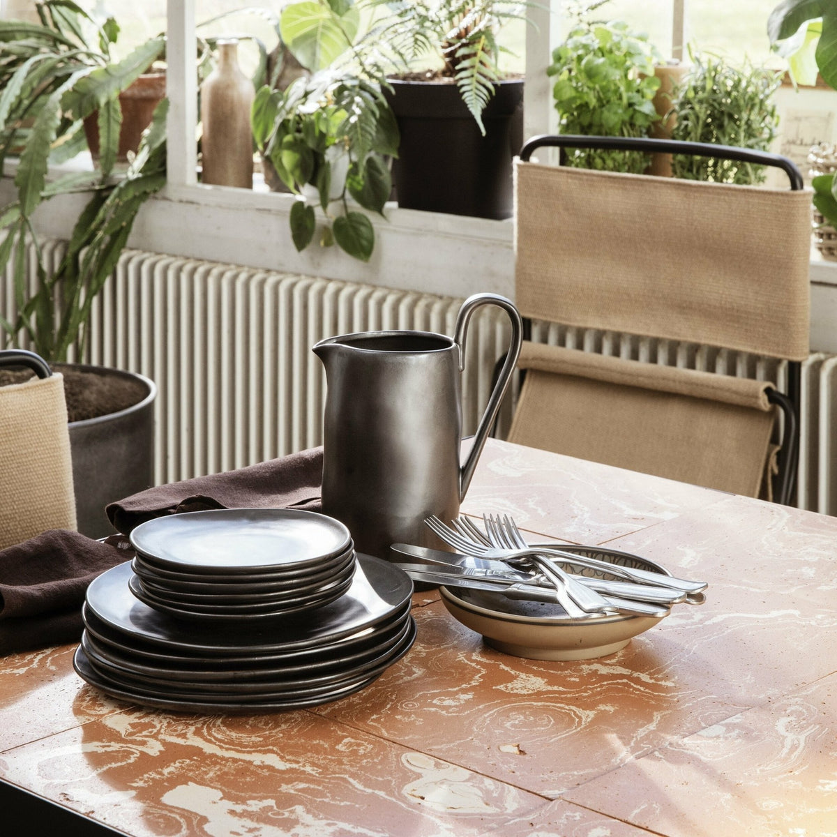 Assiette en porcelaine noire 15 cm Flow - The Cool Republic