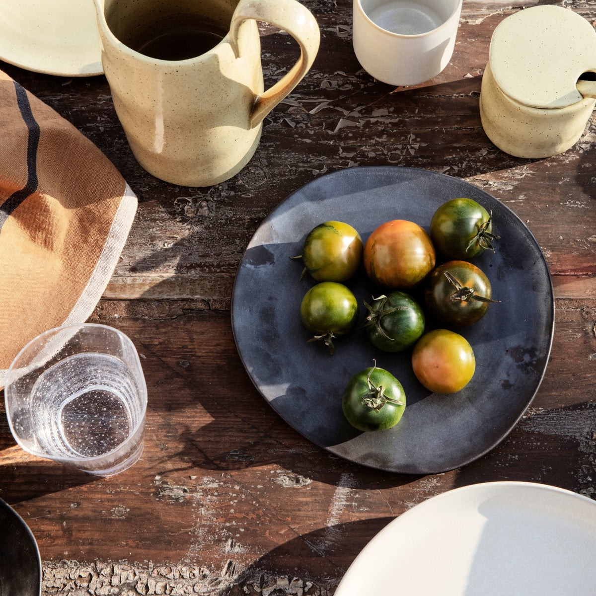 Assiette en porcelaine noire 22 cm Flow - Ferm Living - The Cool Republic