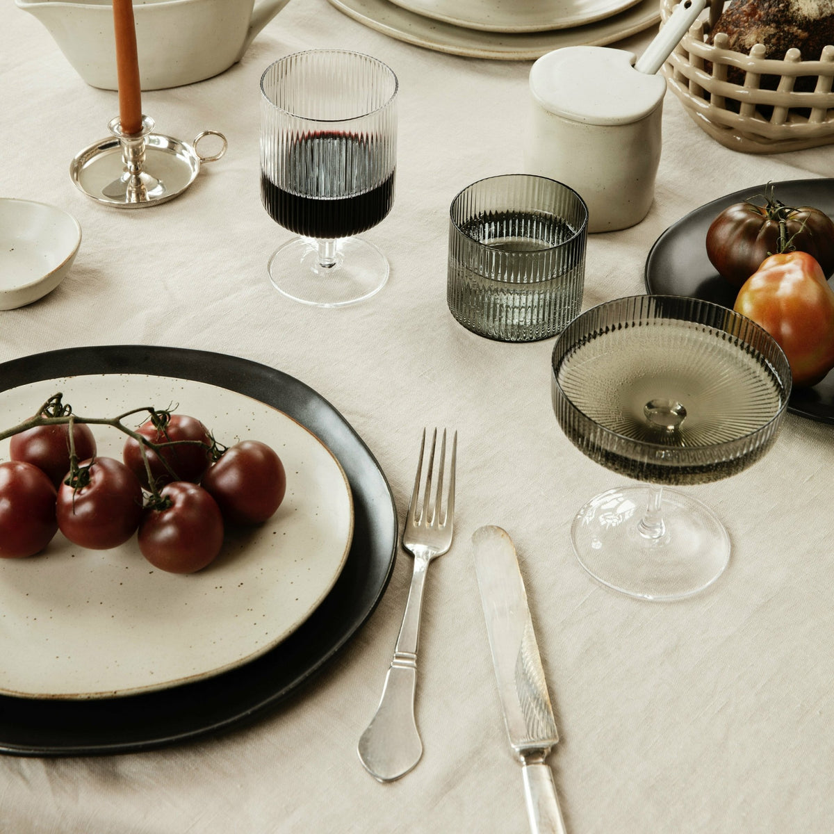 Assiette en porcelaine noire 27 cm Flow - Ferm Living - The Cool Republic