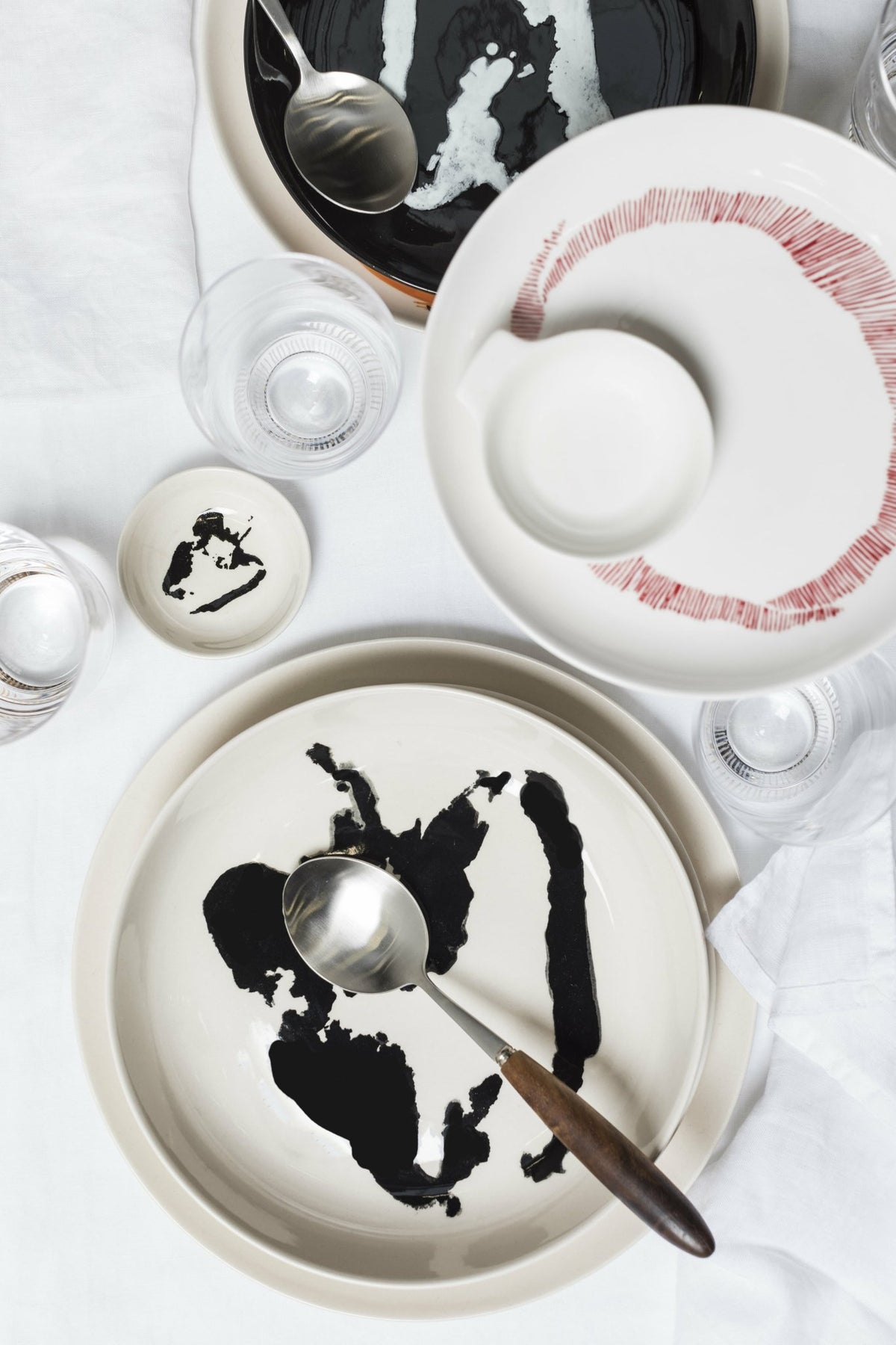 Assiette haute blanc avec poivron noir Feast - Serax - The Cool Republic
