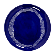 Assiette L bleu avec motif blanc Feast - Serax - The Cool Republic