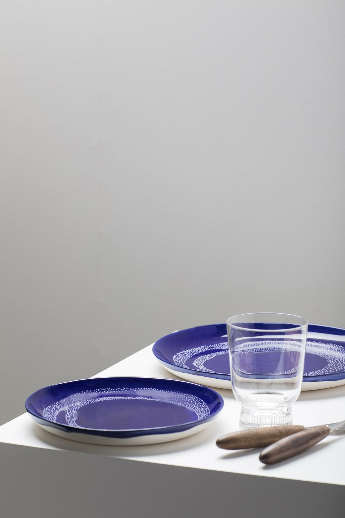Assiette L bleu avec motif blanc Feast - Serax - The Cool Republic