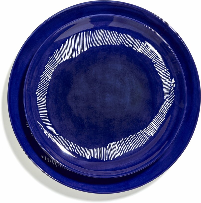 Assiette M bleu avec motif blanc Feast - Serax - The Cool Republic