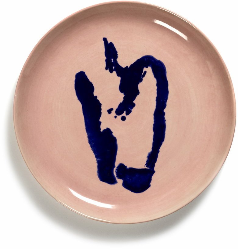 Assiette M rose avec poivron bleu Feast - Serax - The Cool Republic