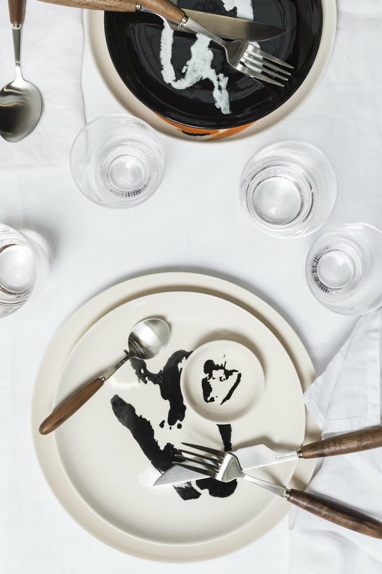 Assiette S noir avec poivron blanc Feast - Serax - The Cool Republic