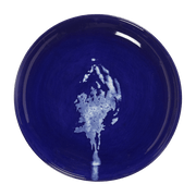 Assiette XS bleu avec artichaut blanc Feast - Serax - The Cool Republic