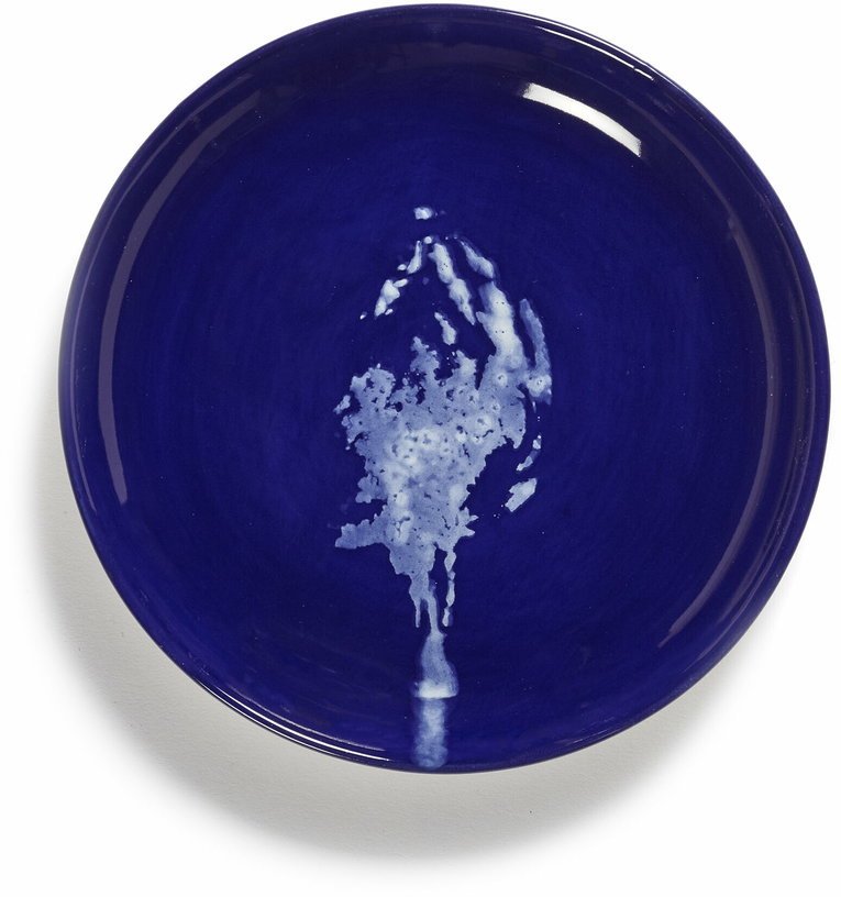 Assiette XS bleu avec artichaut blanc Feast - Serax - The Cool Republic