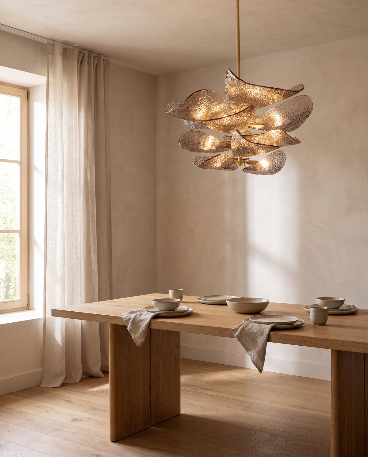 Suspension en fer feuille d'or ancienne 89x46cm Cardiff - Corbett Lighting en situation