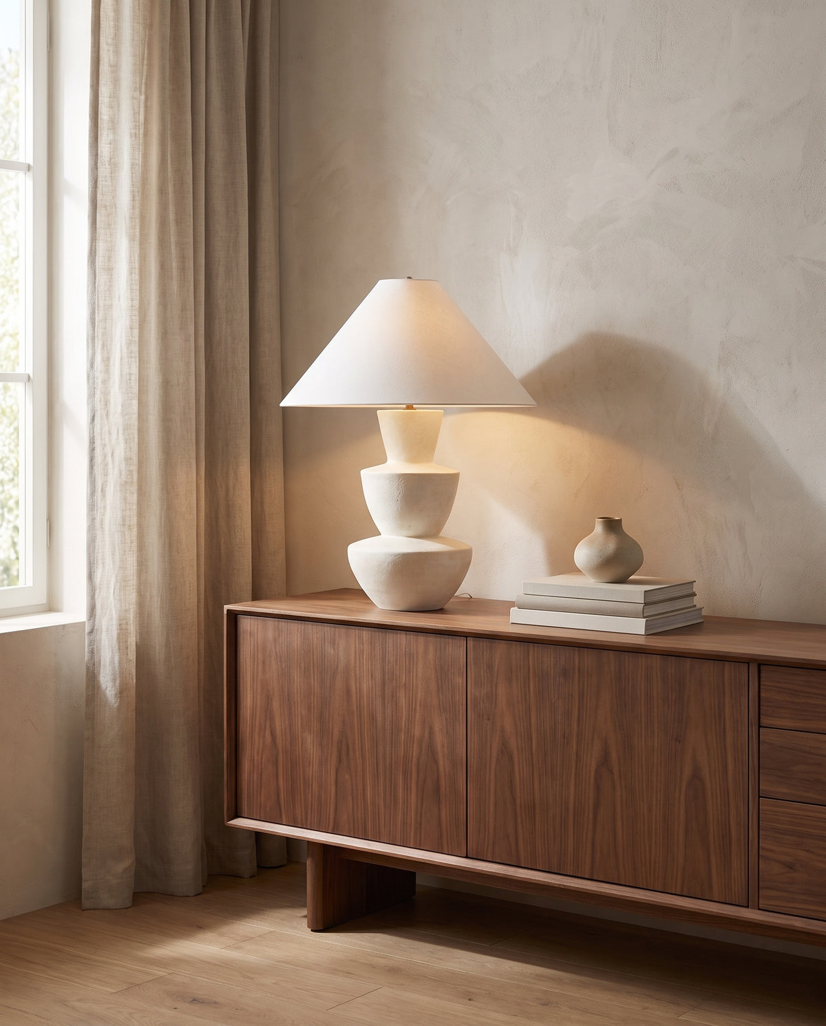 Table lamp in patinated brass ceramic and textured ivory ceramic 51x69cm Kamas - Troy Lighting en situation