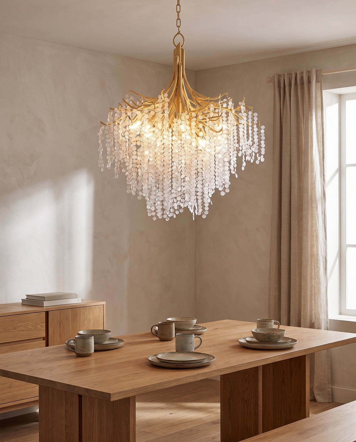 Suspension en acier feuille d'or 82x102cm Genoa - Corbett Lighting en situation