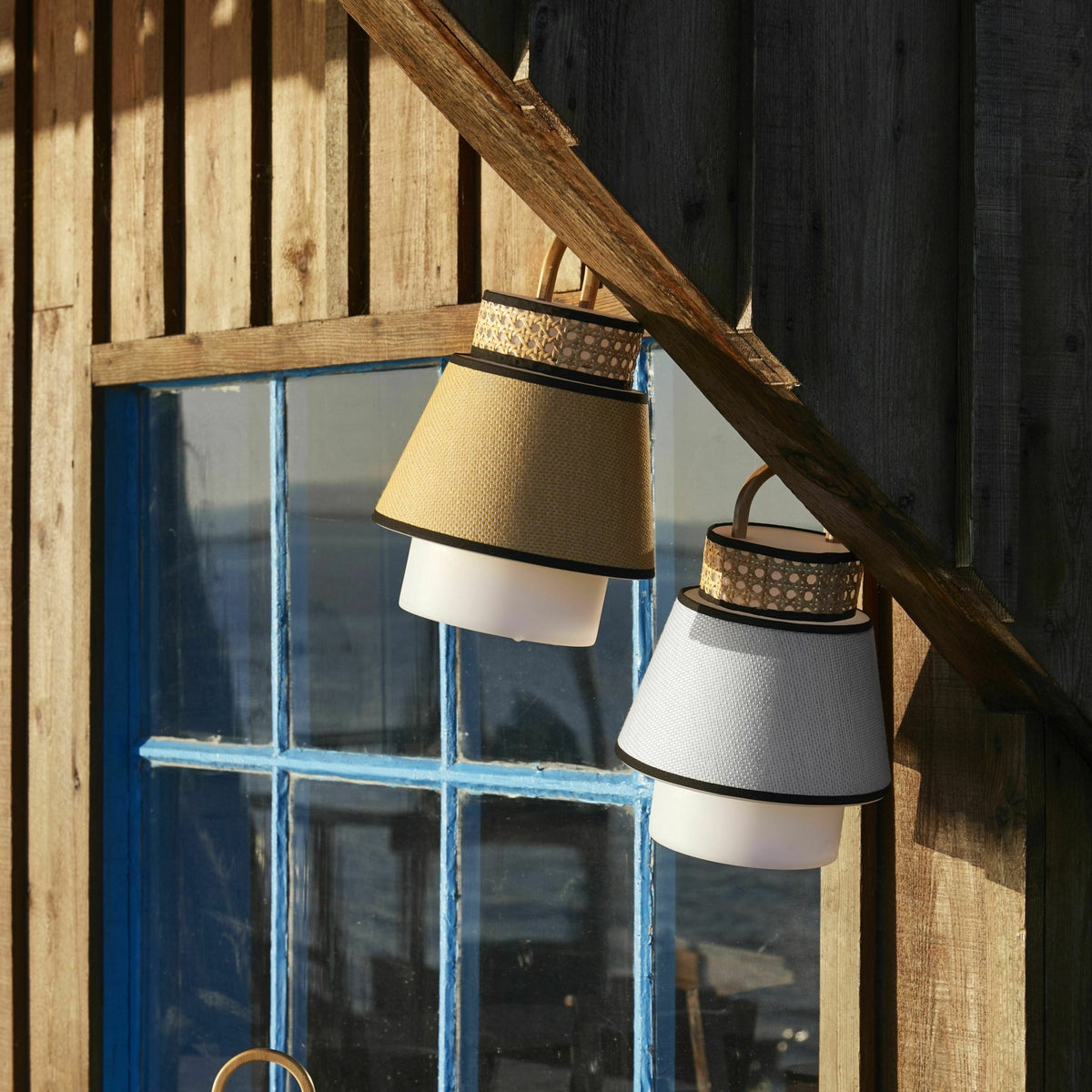 Baladeuse extérieure beige en bambou et en cannage 32,5 x 21,5 cm Singapour - Market set - The Cool Republic