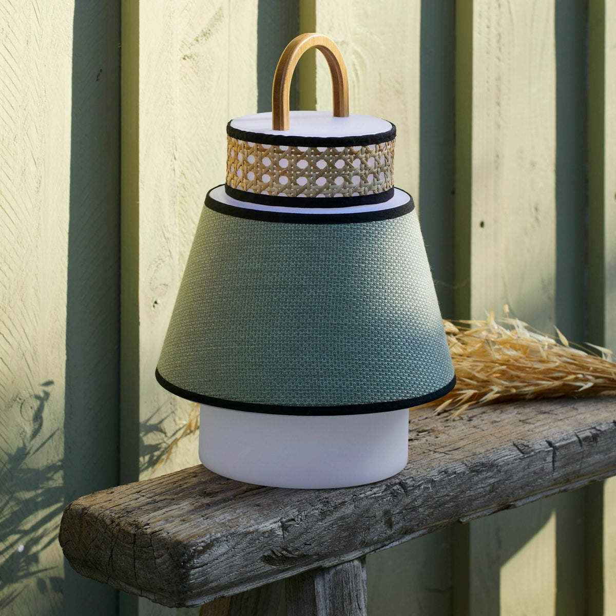 Baladeuse extérieure verte en bambou et en cannage 32,5 x 21,5 cm Singapour - Market set - The Cool Republic