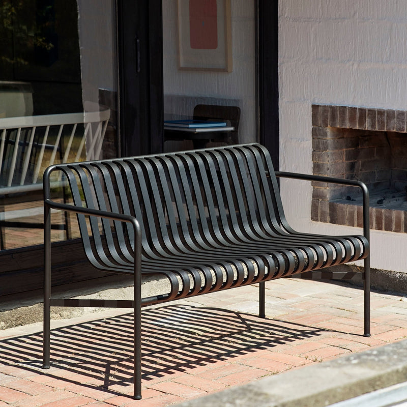 Banc de jardin avec accoudoirs en métal anthracite Palissade - HAY - The Cool Republic