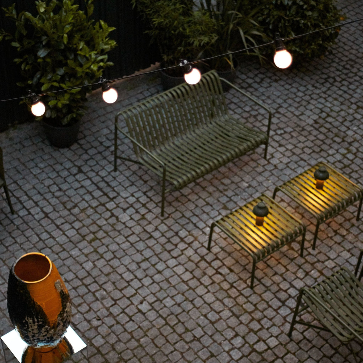 Banc de jardin avec accoudoirs en métal olive Palissade - HAY - The Cool Republic